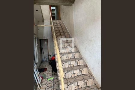 Casa à venda com 5 quartos, 180m² em Vila Carmosina, São Paulo