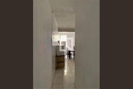 Casa à venda com 5 quartos, 180m² em Vila Carmosina, São Paulo