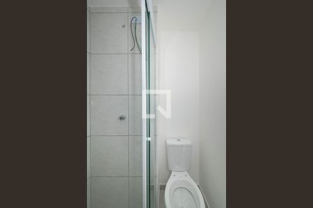 Banheiro de kitnet/studio para alugar com 1 quarto, 16m² em Vila Guarani (zona Sul), São Paulo