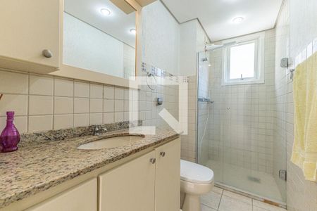 Banheiro de apartamento à venda com 2 quartos, 68m² em Jardim do Salso, Porto Alegre