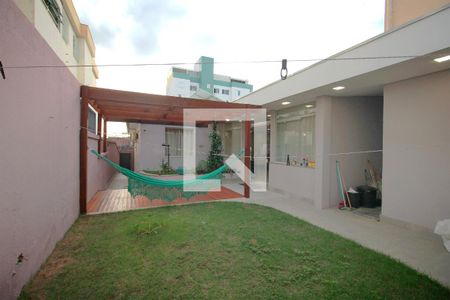 Quintal de casa à venda com 4 quartos, 384m² em Sagrada Família, Belo Horizonte