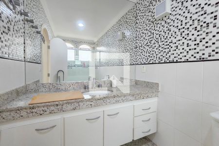 Casa de condomínio para alugar com 403m², 4 quartos e 3 vagas Casa de condomínio para alugar com 403m², 4 quartos e 3 vagasBanheiro da Suíte 4