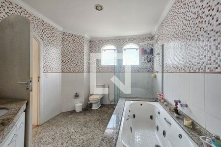 Casa de condomínio para alugar com 403m², 4 quartos e 3 vagas Casa de condomínio para alugar com 403m², 4 quartos e 3 vagasBanheiro da Suíte 3