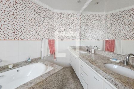 Casa de condomínio para alugar com 403m², 4 quartos e 3 vagas Casa de condomínio para alugar com 403m², 4 quartos e 3 vagasBanheiro da Suíte 3