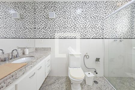 Casa de condomínio para alugar com 403m², 4 quartos e 3 vagas Casa de condomínio para alugar com 403m², 4 quartos e 3 vagasBanheiro da Suíte 4