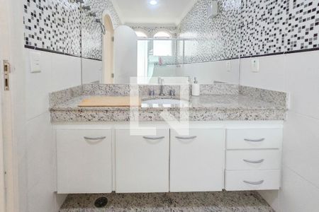 Casa de condomínio para alugar com 403m², 4 quartos e 3 vagas Casa de condomínio para alugar com 403m², 4 quartos e 3 vagasBanheiro da Suíte 4