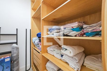 Casa de condomínio para alugar com 403m², 4 quartos e 3 vagas Casa de condomínio para alugar com 403m², 4 quartos e 3 vagasCloset /Suíte 3