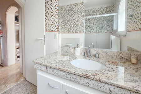 Casa de condomínio para alugar com 403m², 4 quartos e 3 vagas Casa de condomínio para alugar com 403m², 4 quartos e 3 vagasBanheiro da Suíte 2