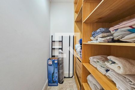 Casa de condomínio para alugar com 403m², 4 quartos e 3 vagas Casa de condomínio para alugar com 403m², 4 quartos e 3 vagasCloset /Suíte 3
