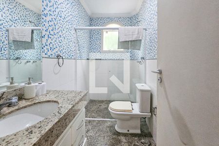 Casa de condomínio para alugar com 403m², 4 quartos e 3 vagas Casa de condomínio para alugar com 403m², 4 quartos e 3 vagasBanheiro da Suíte 1