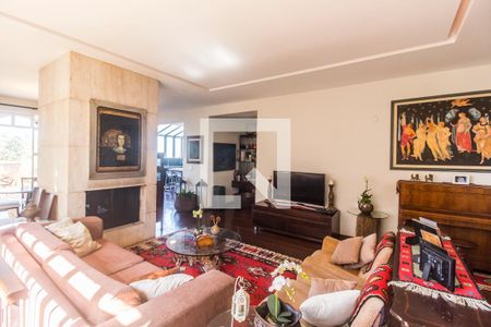 Sala de TV de casa de condomínio à venda com 4 quartos, 800m² em Alphaville, Santana de Parnaíba