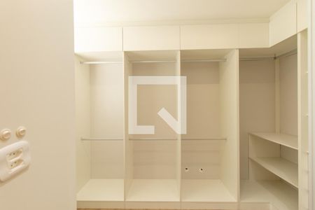 Closet do quarto de apartamento para alugar com 1 quarto, 42m² em Capão Raso, Curitiba
