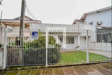 Fachada de casa à venda com 3 quartos, 310m² em Vila Ipiranga, Porto Alegre