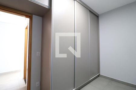 Quarto 2 de apartamento para alugar com 2 quartos, 59m² em Martins, Uberlândia