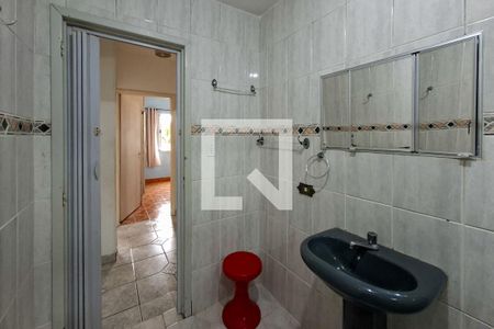 Banheiro de apartamento para alugar com 2 quartos, 63m² em Vila Tupi, Praia Grande