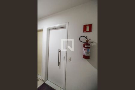Entrada de apartamento à venda com 2 quartos, 53m² em Jardim Maria Helena, Barueri