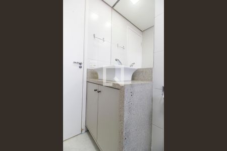 Banheiro de apartamento à venda com 2 quartos, 53m² em Jardim Maria Helena, Barueri