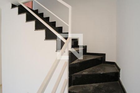 Escada de casa de condomínio à venda com 2 quartos, 58m² em Vila Uniao (zona Leste), São Paulo