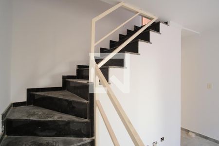 Escada de casa de condomínio à venda com 2 quartos, 58m² em Vila Uniao (zona Leste), São Paulo