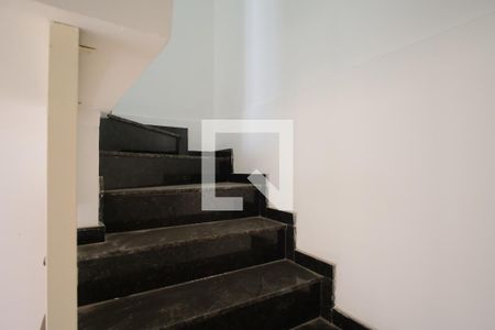 Escada de casa de condomínio à venda com 2 quartos, 70m² em Vila Uniao (zona Leste), São Paulo