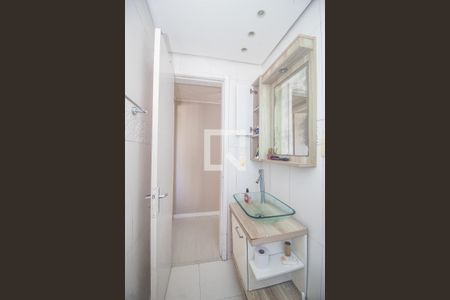 Banheiro de apartamento à venda com 1 quarto, 46m² em Medianeira, Porto Alegre