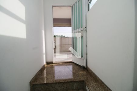 Casa à venda com 400m², 3 quartos e 5 vagasEscada 3º piso