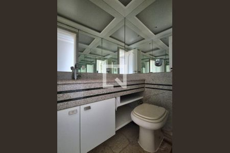 Apartamento à venda com 227m², 4 quartos e 3 vagasBanheiro da Suíte 1