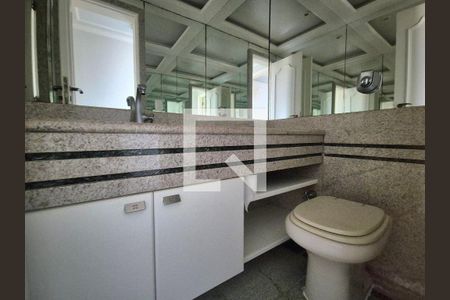 Apartamento à venda com 227m², 4 quartos e 3 vagasBanheiro da Suíte 1