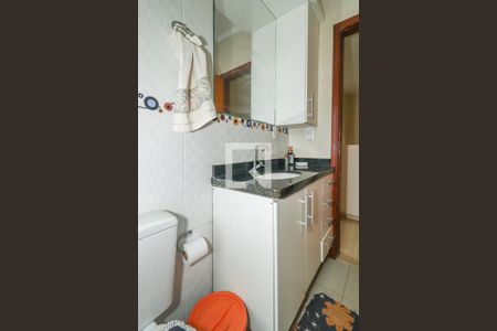 Banheiro Social de casa à venda com 4 quartos, 238m² em Jardim Itu, Porto Alegre