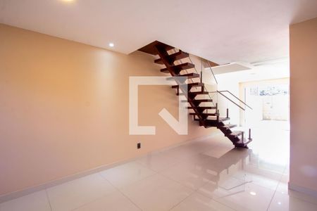 Sala de casa de condomínio à venda com 3 quartos, 120m² em Camboinhas, Niterói