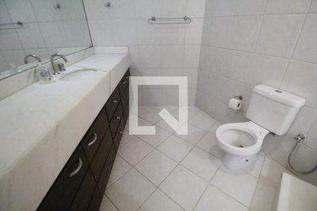Casa de condomínio à venda com 160m², 3 quartos e 3 vagasBanheiro da suíte