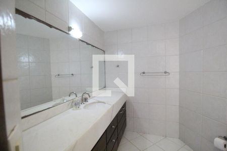 Casa de condomínio à venda com 160m², 3 quartos e 3 vagasBanheiro da suíte