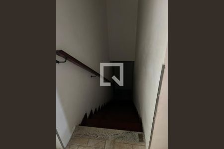 Escada de casa de condomínio para alugar com 4 quartos, 560m² em Alphaville, Santana de Parnaíba