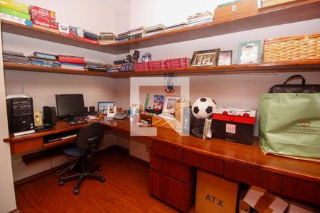 Quarto de apartamento à venda com 4 quartos, 213m² em Vila Suzana, São Paulo