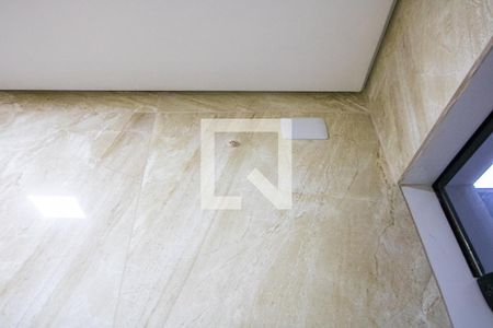 Banheiro social de apartamento à venda com 2 quartos, 56m² em Jardim Silvana, Santo André