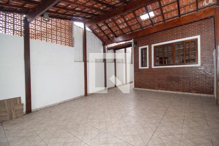 Garagem de casa à venda com 3 quartos, 130m² em Parque Maria Domitila, São Paulo