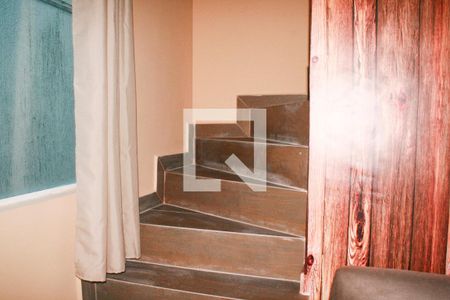 Escada de casa de condomínio para alugar com 2 quartos, 80m² em Maracanã, Praia Grande