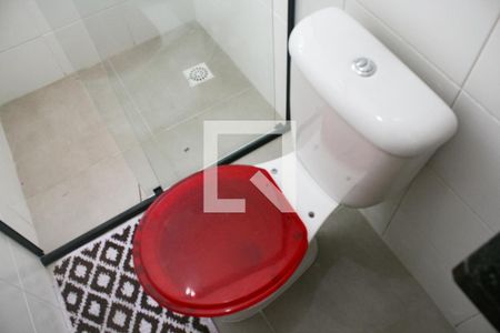 Banheiro de casa de condomínio para alugar com 2 quartos, 80m² em Maracanã, Praia Grande