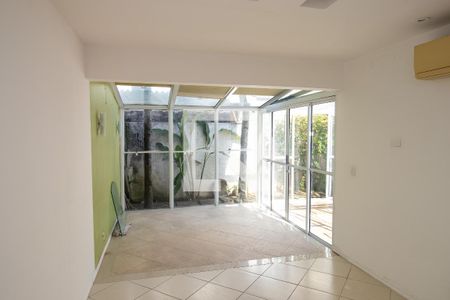 Sala de casa de condomínio à venda com 2 quartos, 118m² em Vargem Pequena, Rio de Janeiro