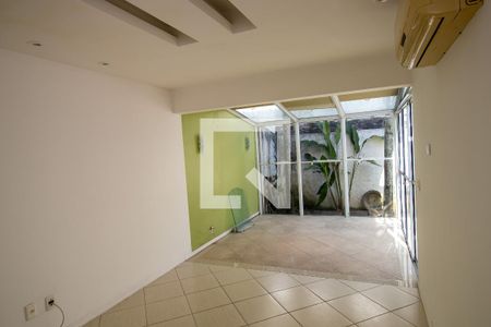 Sala de casa de condomínio à venda com 2 quartos, 118m² em Vargem Pequena, Rio de Janeiro