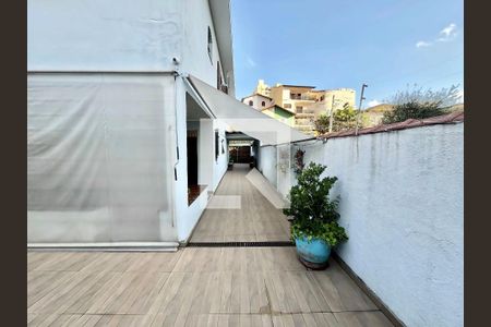 Casa à venda com 220m², 4 quartos e 5 vagas Casa à venda com 220m², 4 quartos e 5 vagasÁrea externa