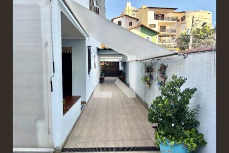 Casa à venda com 220m², 4 quartos e 5 vagas Casa à venda com 220m², 4 quartos e 5 vagasÁrea externa