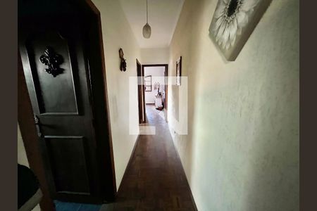 Casa à venda com 220m², 4 quartos e 5 vagas Casa à venda com 220m², 4 quartos e 5 vagasBanheiro Corredor