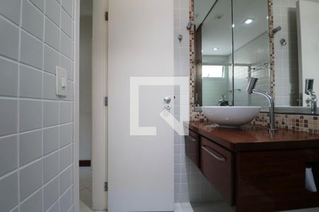 Banheiro Suíte 3 de apartamento para alugar com 4 quartos, 196m² em Barra Funda, Guarujá