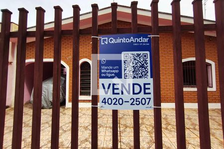 Casa à venda com 250m², 3 quartos e 1 vaga Casa à venda com 250m², 3 quartos e 1 vagaPLACA INSTALADA NA FACHADA