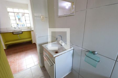 Banheiro de casa para alugar com 1 quarto, 52m² em Parque Santa Madalena, São Paulo