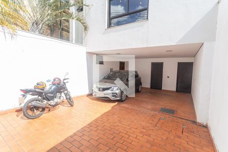 Garagem de casa à venda com 5 quartos, 192m² em Paraíso, Belo Horizonte