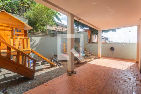 Quintal de casa à venda com 5 quartos, 192m² em Paraíso, Belo Horizonte