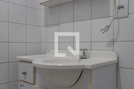 Banheiro de apartamento à venda com 2 quartos, 72m² em Floresta, Porto Alegre