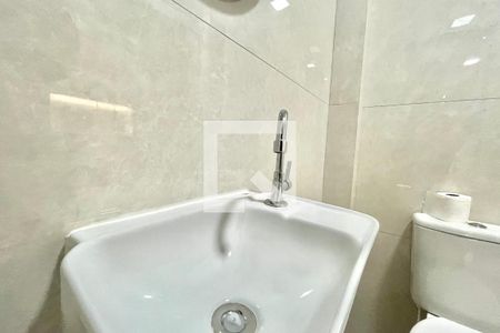 Banheiro de casa para alugar com 1 quarto, 25m² em Vila Guarani (zona Sul), São Paulo